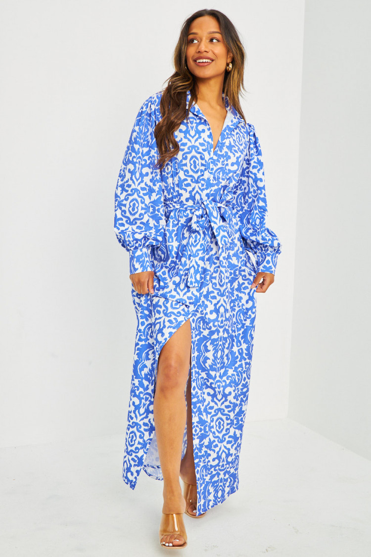 Robe bleue ceinturée à motif baroque