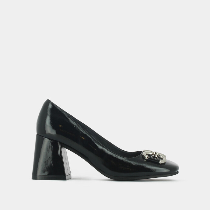 Escarpins à boucles argentées  en cuir vernis noir plissé