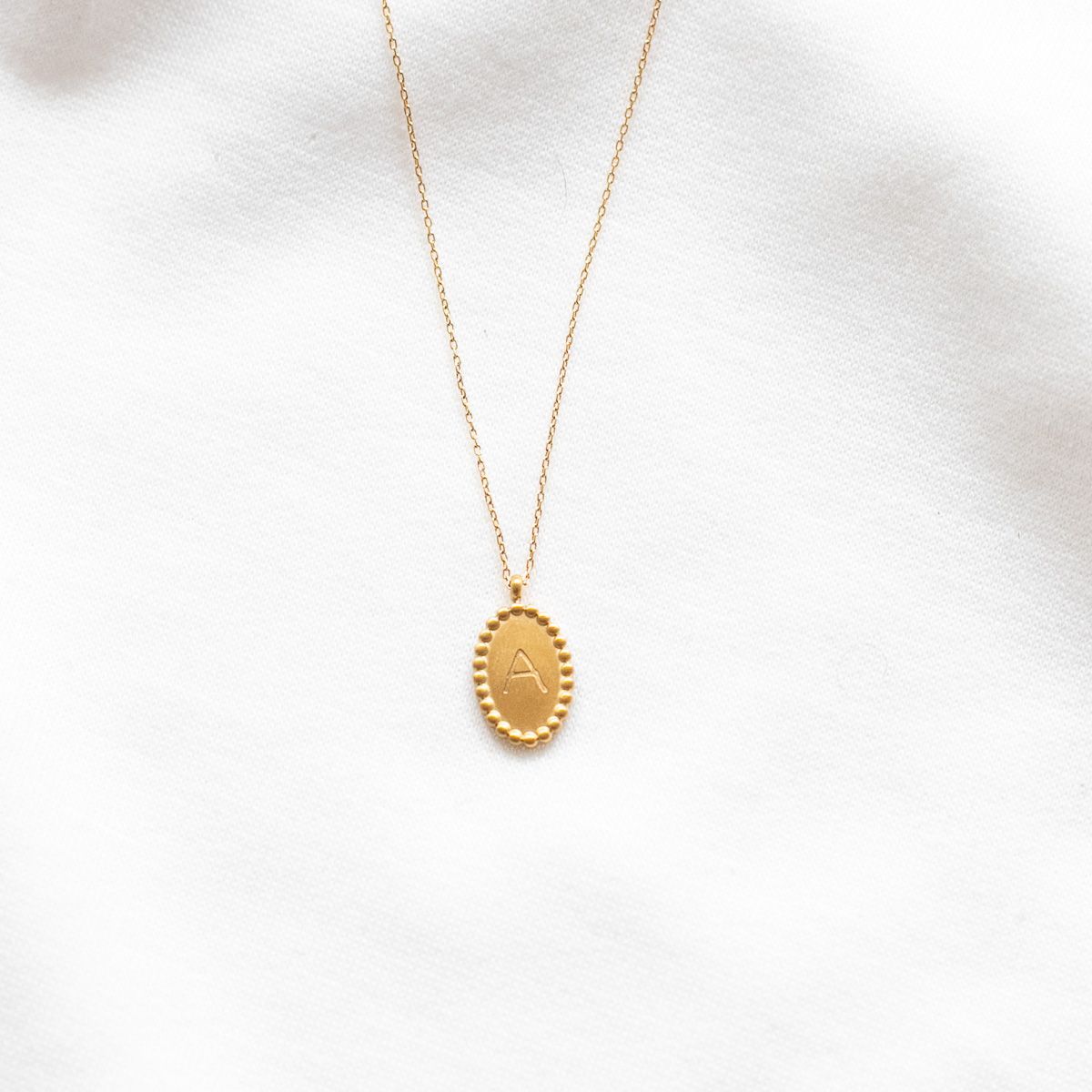Collier médaillon gravé lettre alphabet