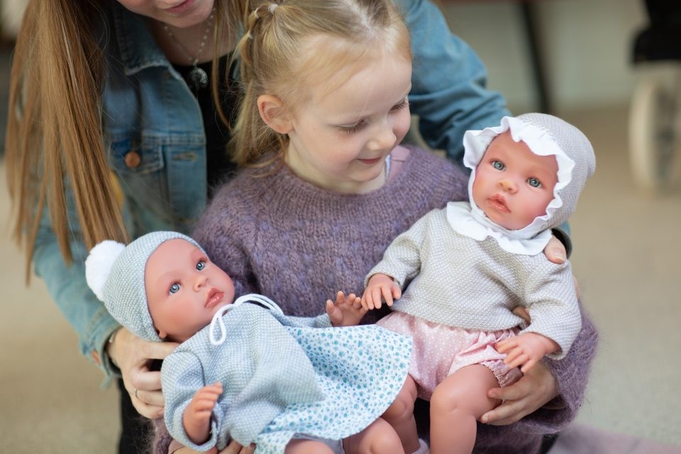 Asi - Leonora babydukke i pink bomsterprint og beige sweater