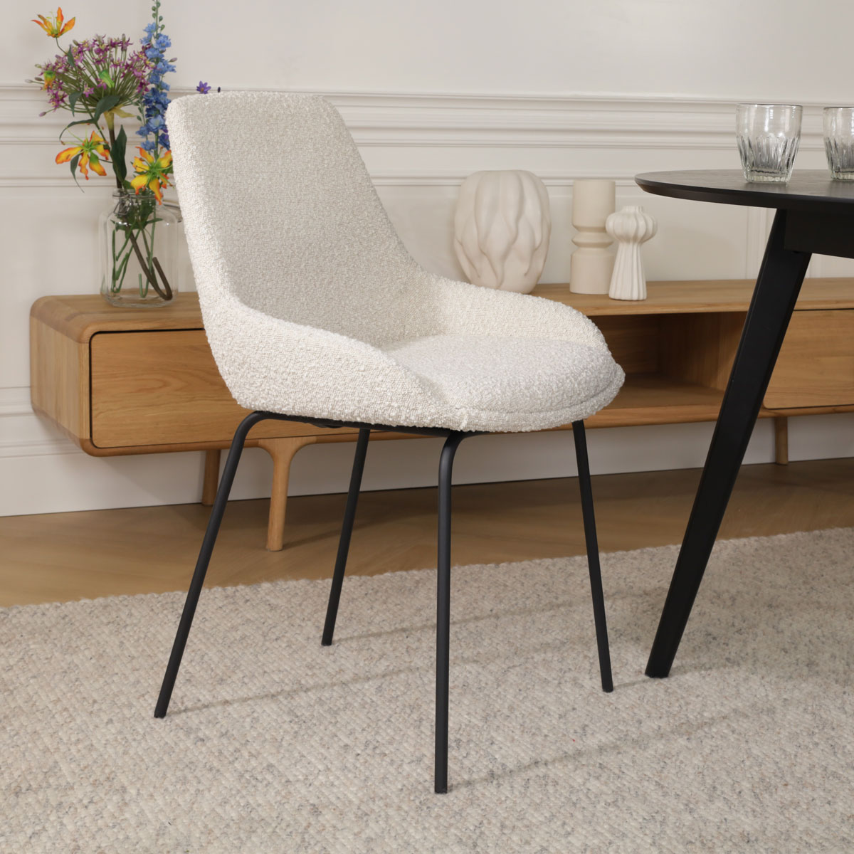 Eetkamerstoel Nora-Isa bouclé beige - zwart onderstel