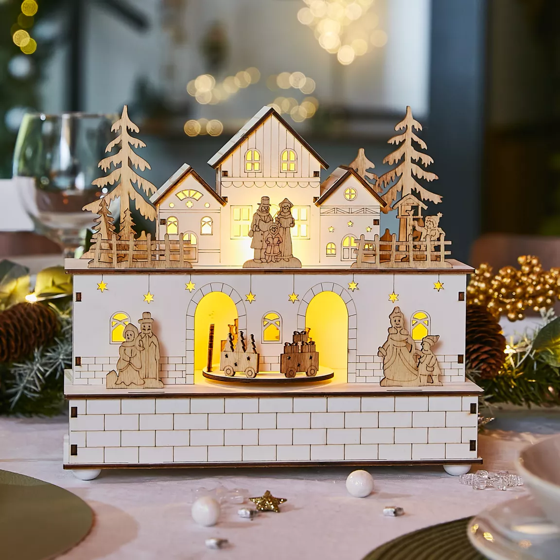 Village de Noël en bois lumineux et musical à piles (21 x H24 cm) Villageois en fête
