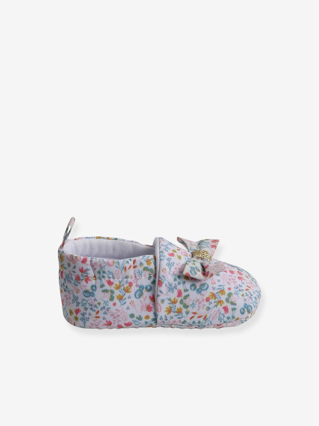 Sapatinhos elásticos para bebê, brancos com estampa.