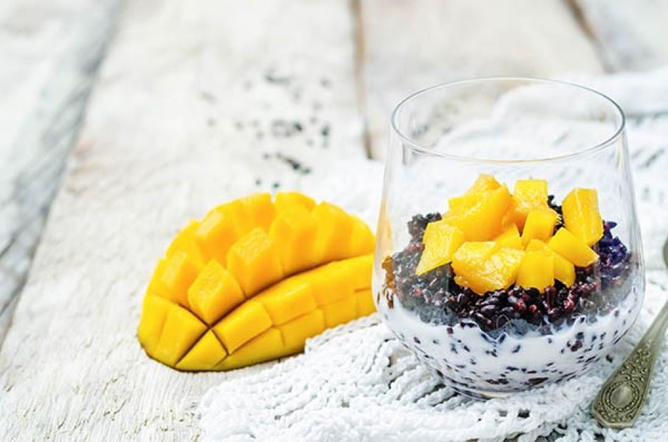 Zwarte rijstpudding met mango en kokos