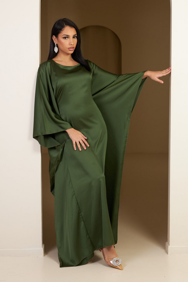 Robe verte en satin ajustée à la taille