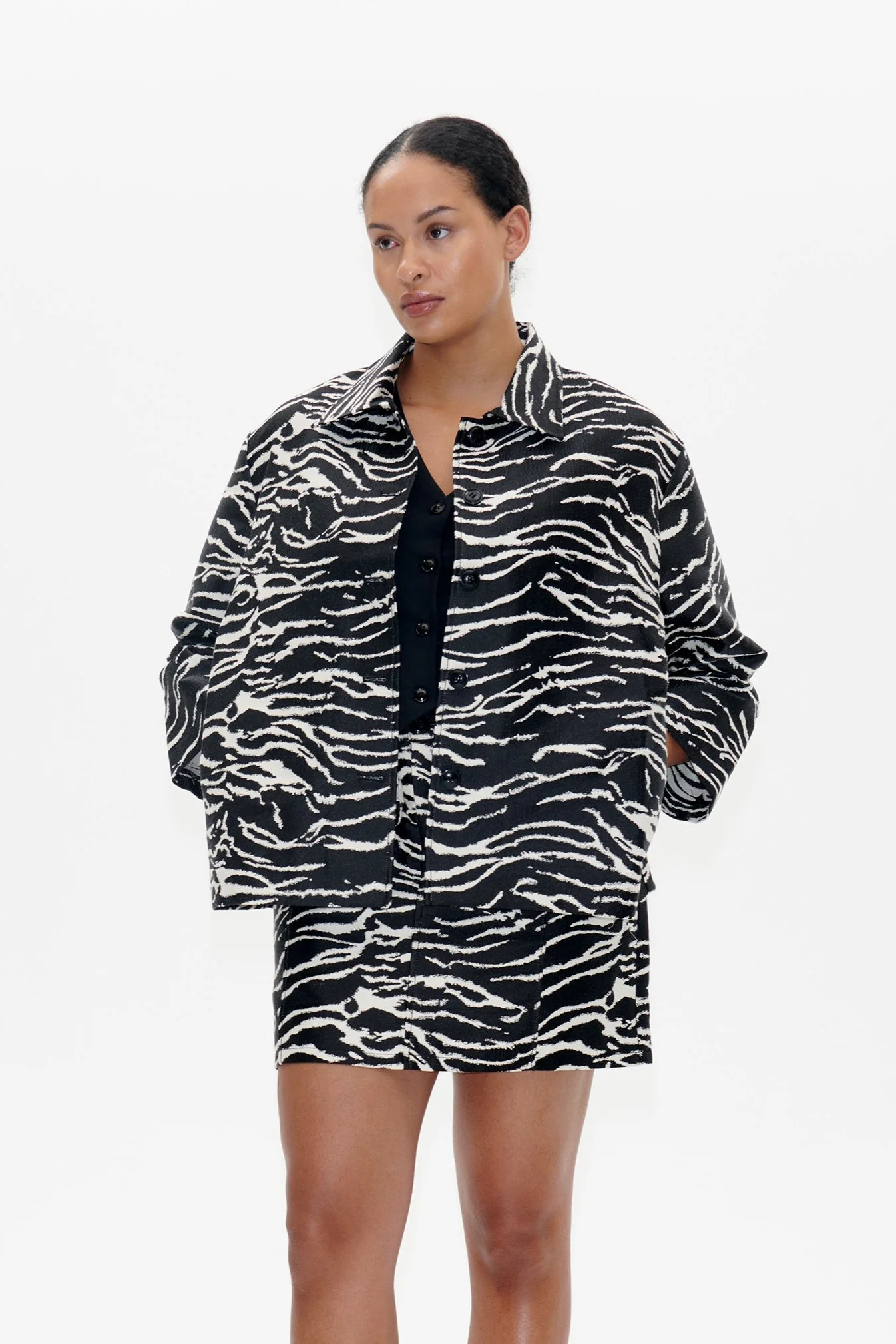 Baum und Pferdgarten  Bessie kort jakke - Black Whisper Zebra