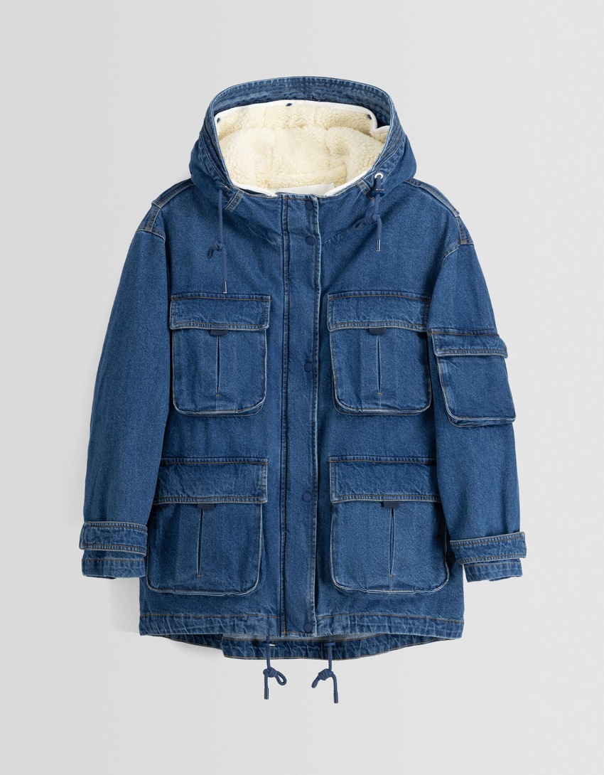 Parka comprida em denim com forro de imitação de pele de carneiro.