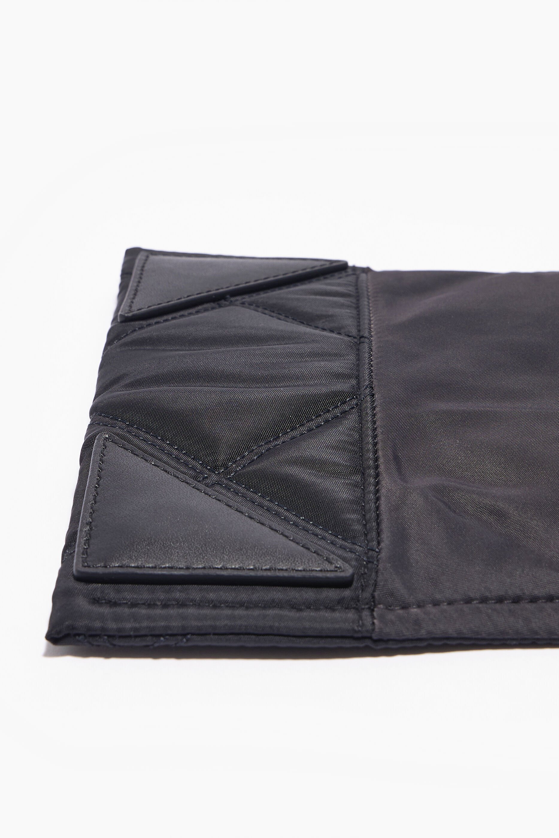Bolsa de ombro pequena de nylon com aba, preta.
