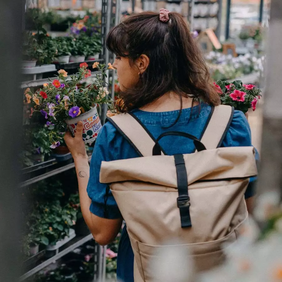 Anna und Oskar Fairer Wickelrucksack Hugo aus recyceltem Material Sand