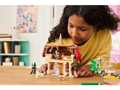 LEGO Glinda en Elphaba bezoeken Munchkinland (75690)
