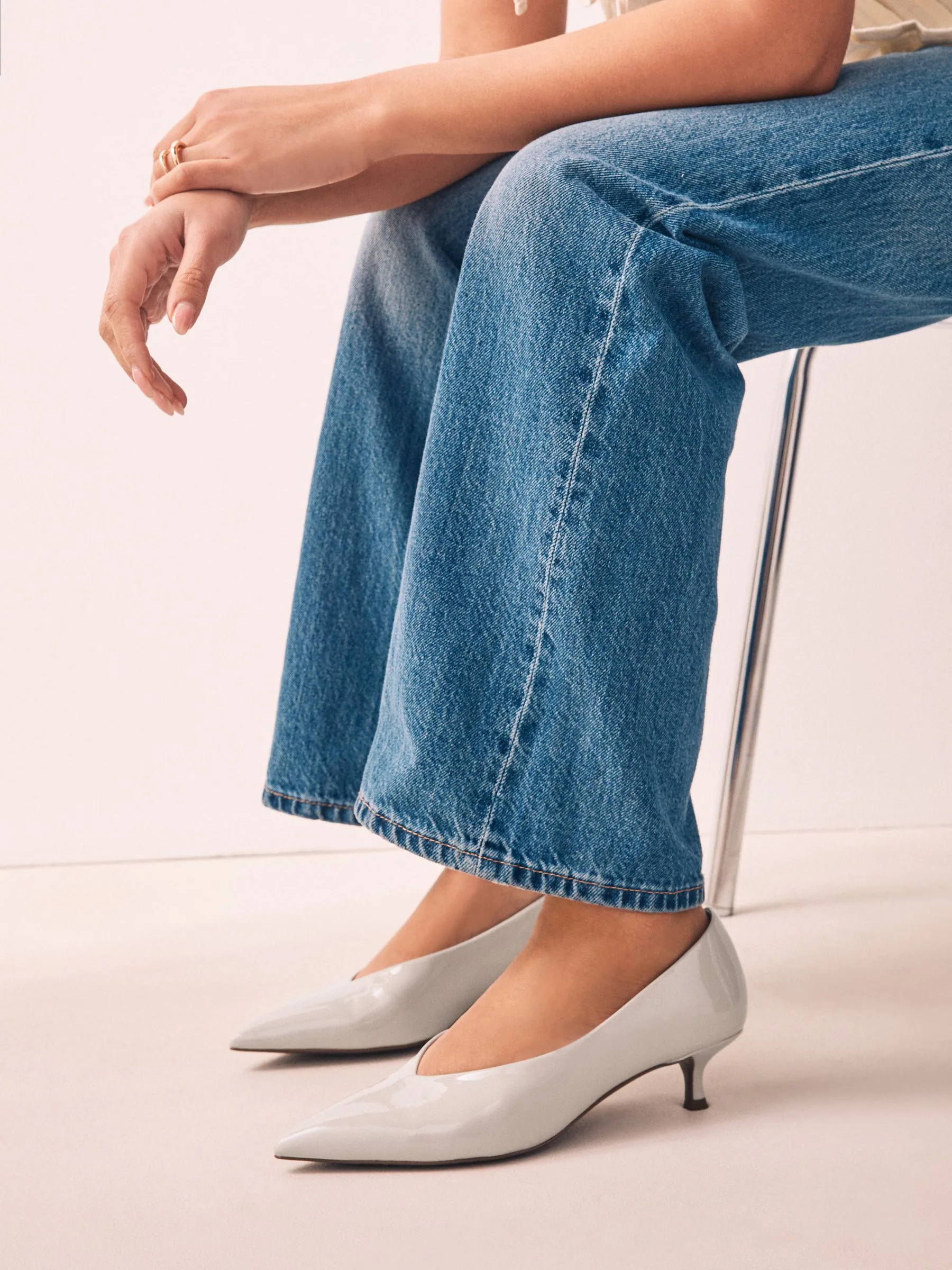 Gebroken wit - Puntige lage naaldhakken schoenen