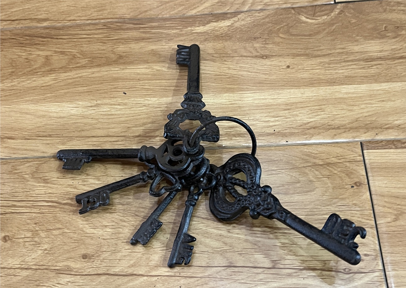 Schlüsselbund aus Gusseisen, H 229 cm, B 6,5 cm, L 6,5 cm von fischer's lagerhaus