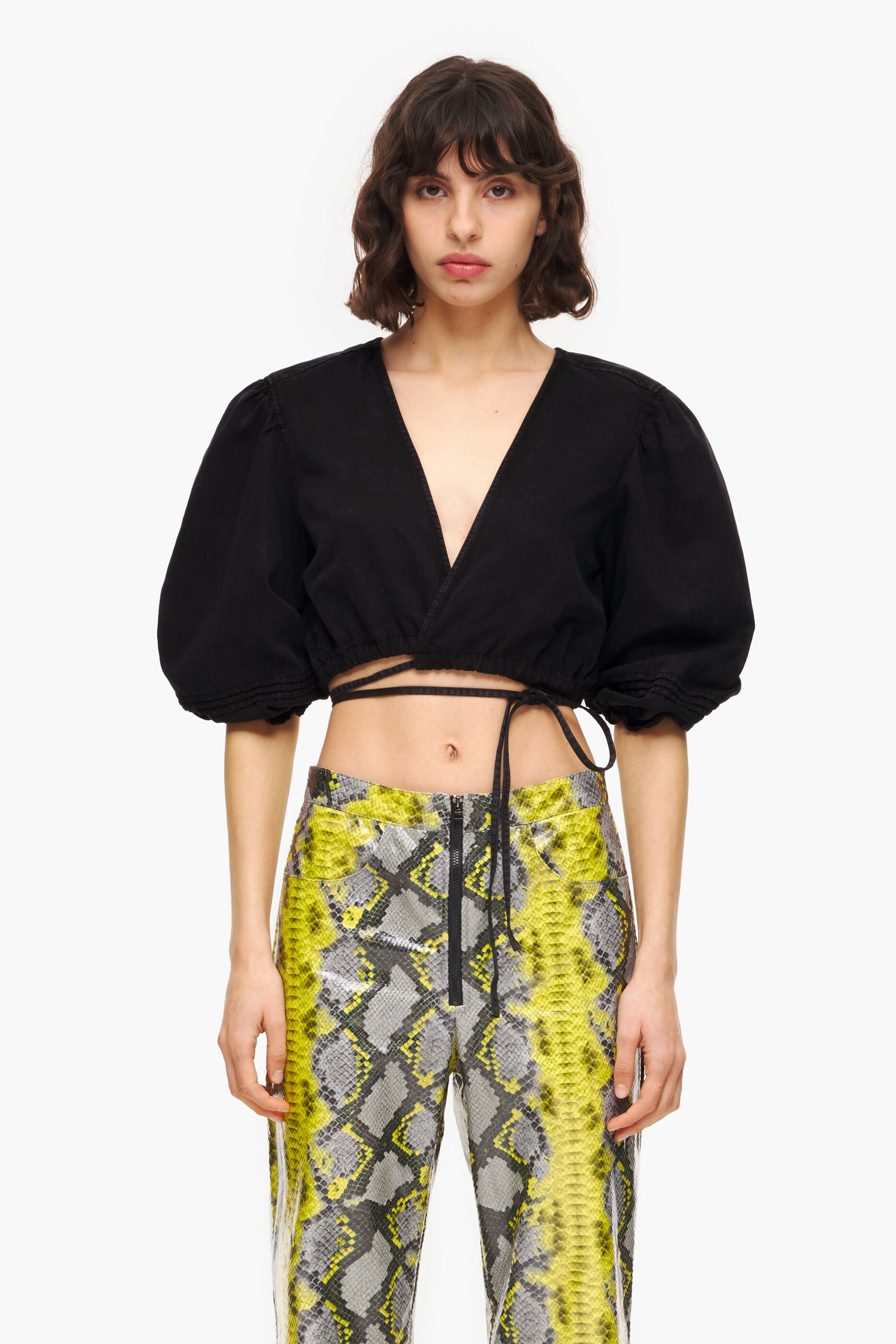 top jeans preto lavado de corte reto
