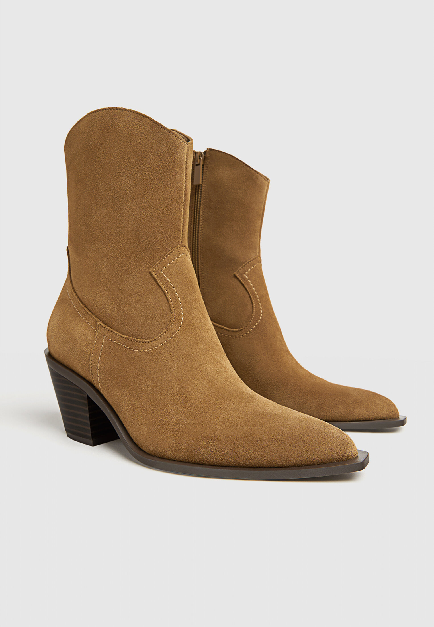 Botas de cano curto de couro estilo cowboy com salto.