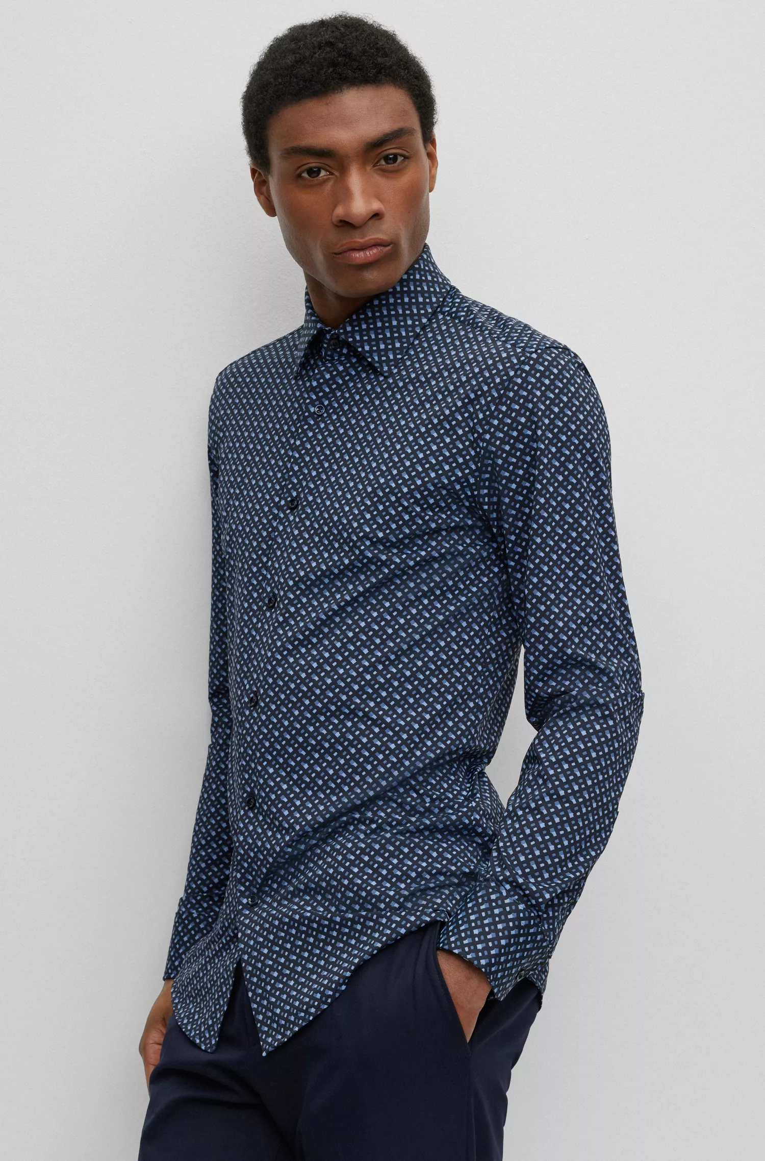 Camisa BOSS preta de corte slim em tecido elástico de alta performance com estampa de monograma.