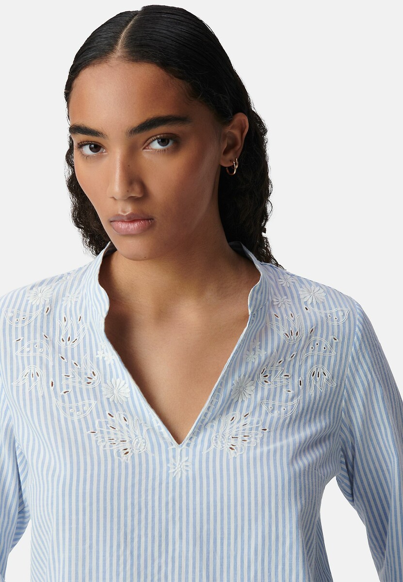 Blusa listrada e bordada IKKS com decote em V e mangas compridas.