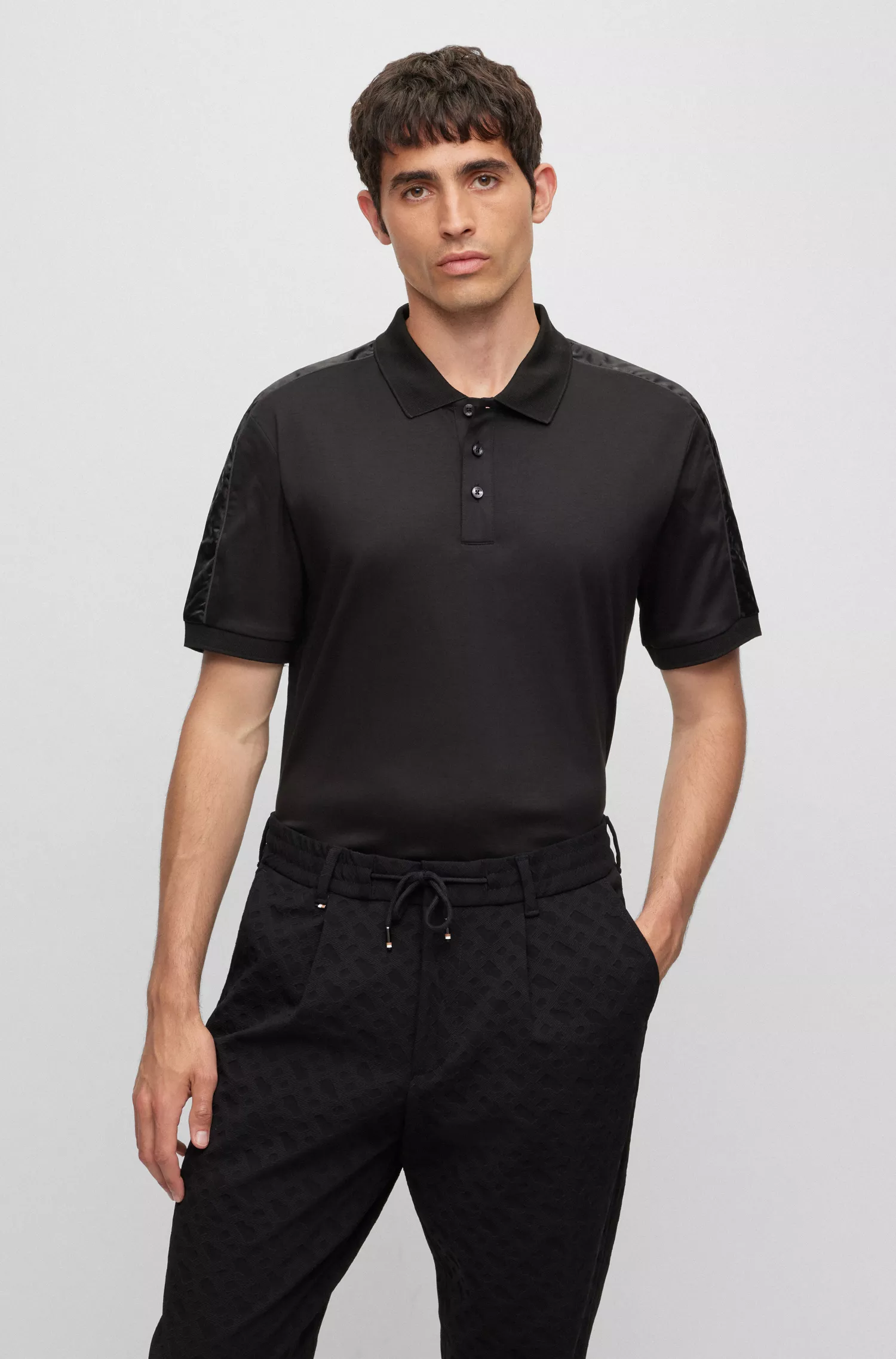 Camisa polo BOSS preta em algodão mercerizado com detalhes em jacquard com monograma.