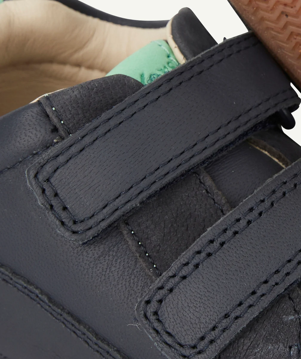 KICKERSBOOTS EN CUIR MARINE PREMIERS PAS BÉBÉ