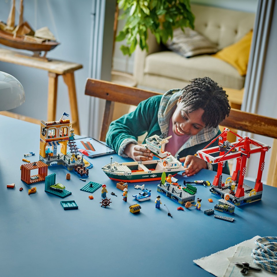 LEGO City - Havnefront med fragtskib (60422)