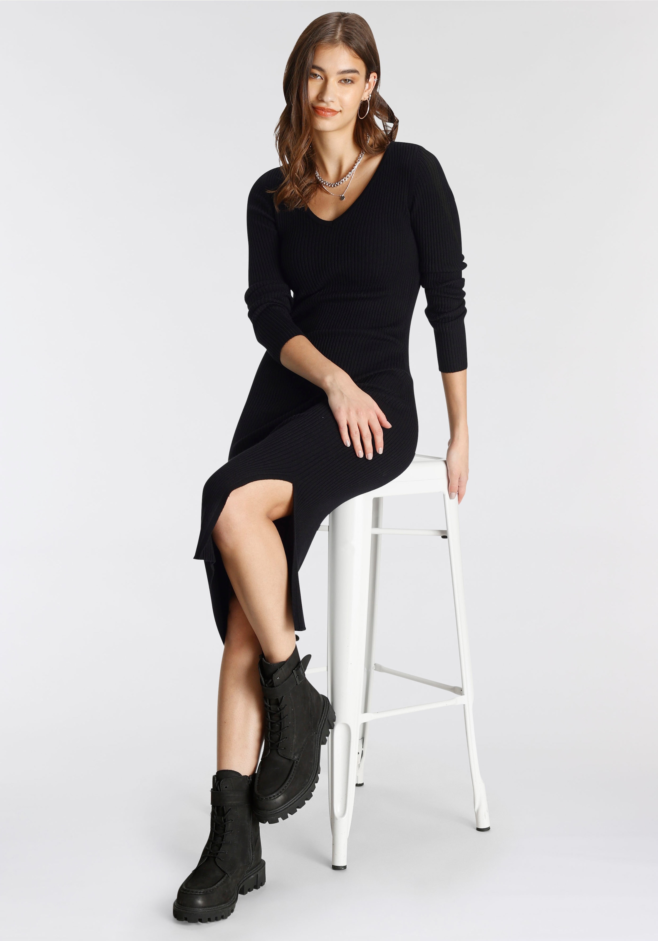 AJC Strickkleid in Midilänge mit seitlichem Schlitz und Vneck