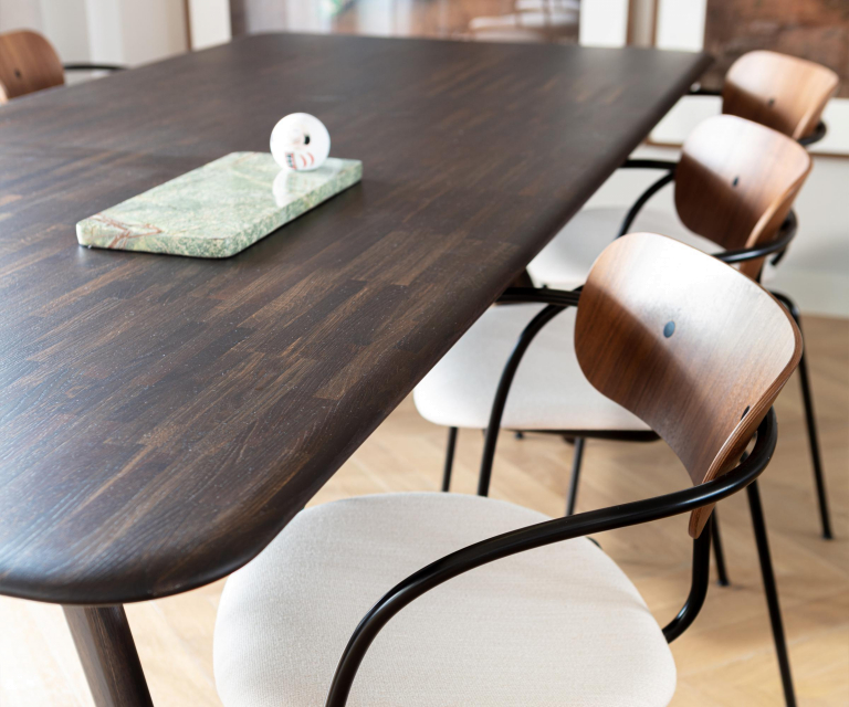 &tradition Pavilion AV4 stoel zwart eiken, cognac Silk Leather