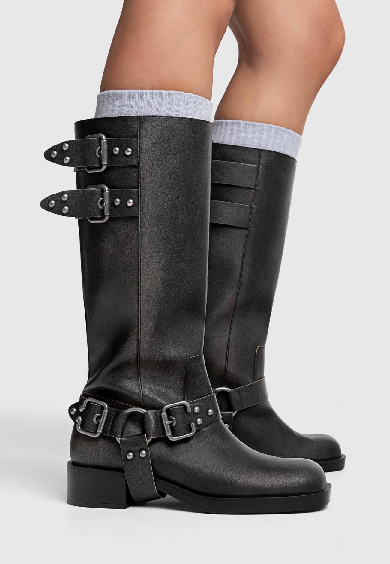 Botas planas desgastadas com fivelas
