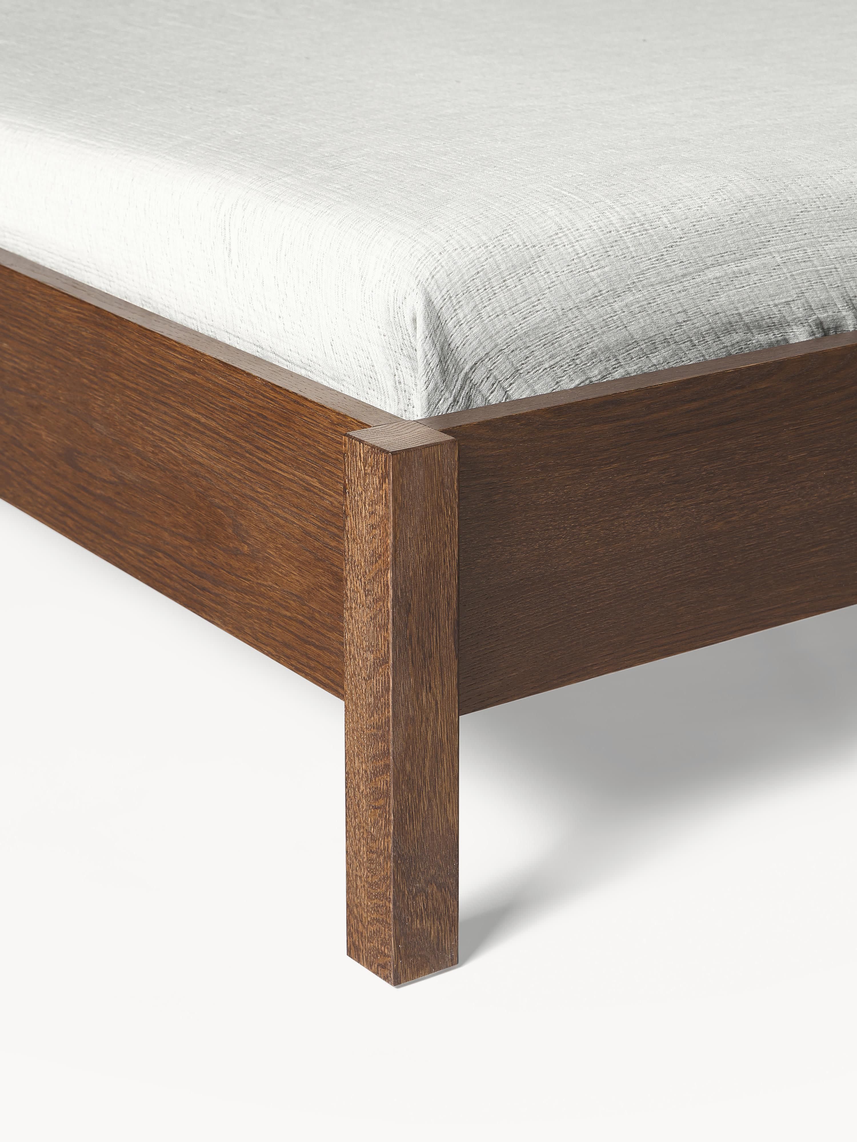 Houten bed Jones met hoofdeinde van Weens vlechtwerk