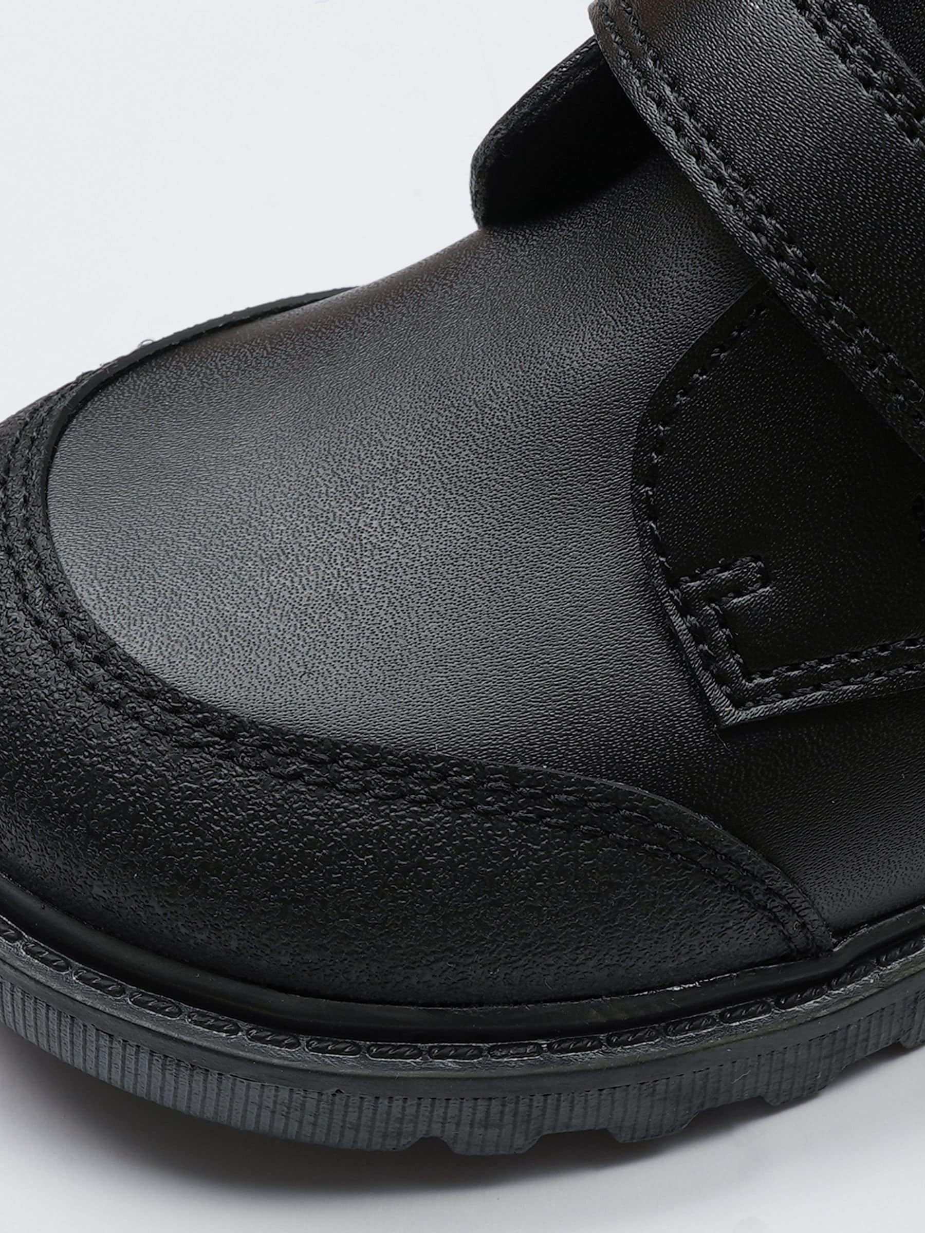 ToeZone Levi jongens zwarte enkellaarzen met klittenbandsluiting en teenbumper