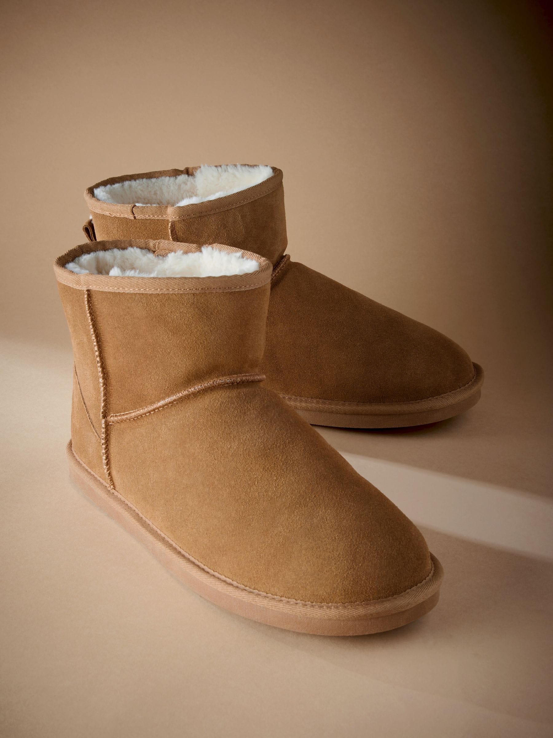 Lichtbruin - Signature Suede Slipper Boots with Faux Fur Lining