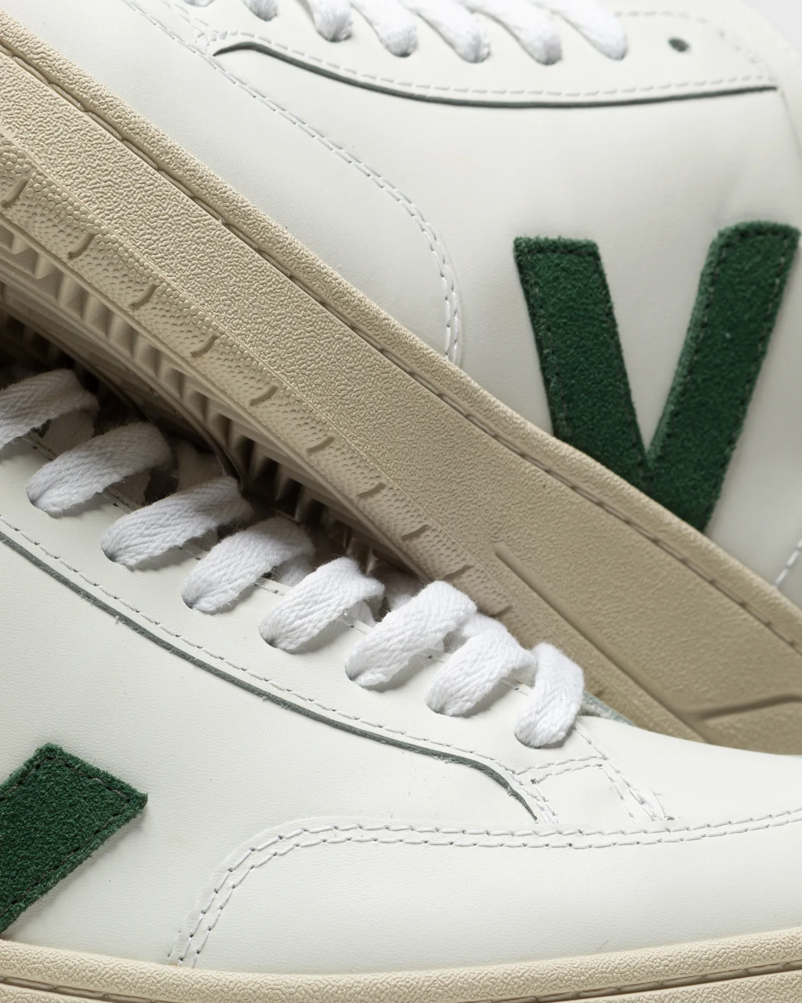 Veja V-12 LEATHER EXTRA