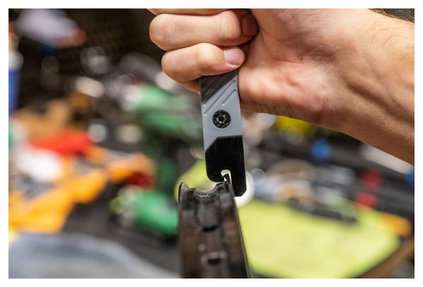 Multi-Outil Wolf Tooth 8-Bit Tire Lever   Rim Dent Remover (2 Fonctions) Noir