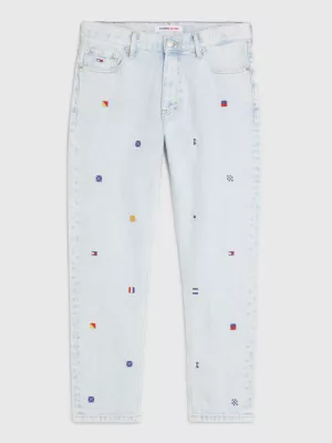 Calça jeans reciclada bordada, corte reto, modelo pai.