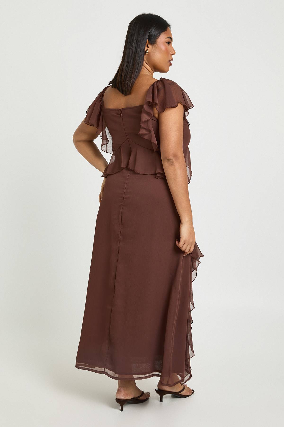 boohoo Robe midaxi en chiffon Plus à ourlet à volants et manches d'ange