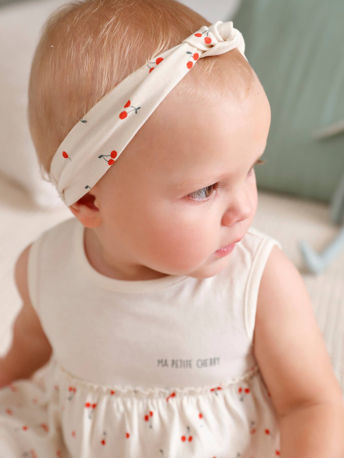 Vestido verde claro estampado e faixa de cabelo combinando para bebê menina
