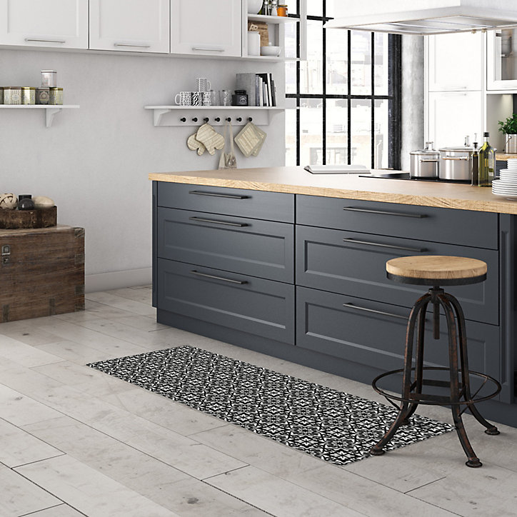 Tapis vinyle motif carreaux de ciments, arabesques noires et blanches L.116 x l.49,5 cm x ep. 2 mm
