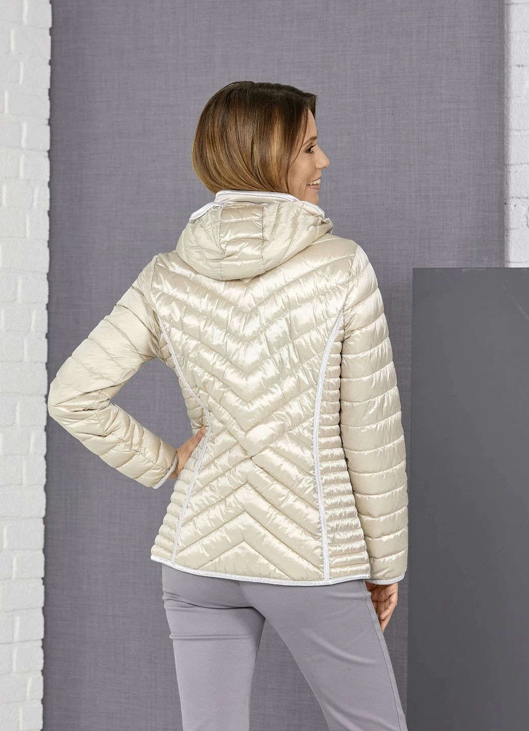 Funktionsjacke mit abnehmbarer Kapuze