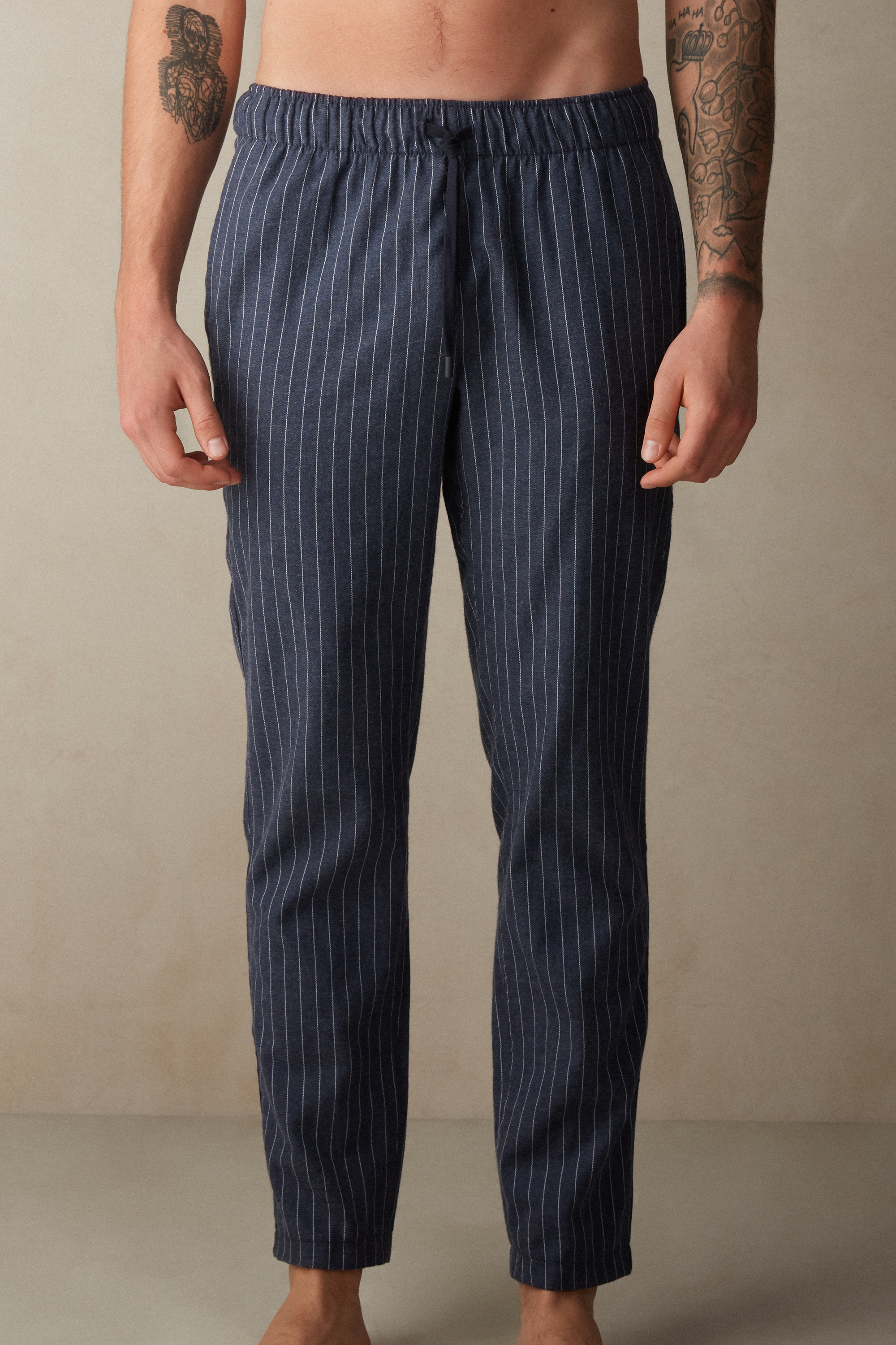 Calças compridas com estampa de risca de giz em tecido denim escovado.