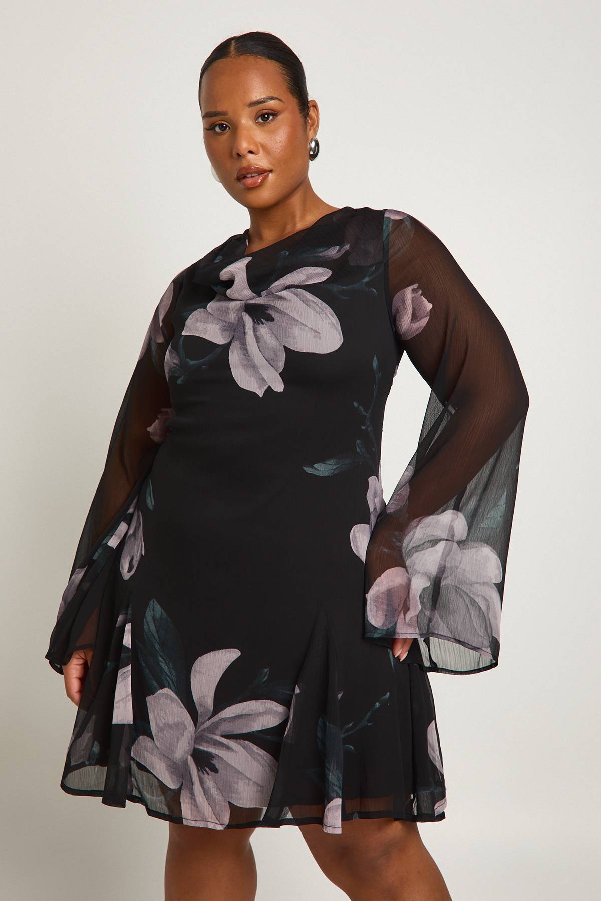 boohoo Robe mini patineuse en chiffon à manches longues Plus Floral