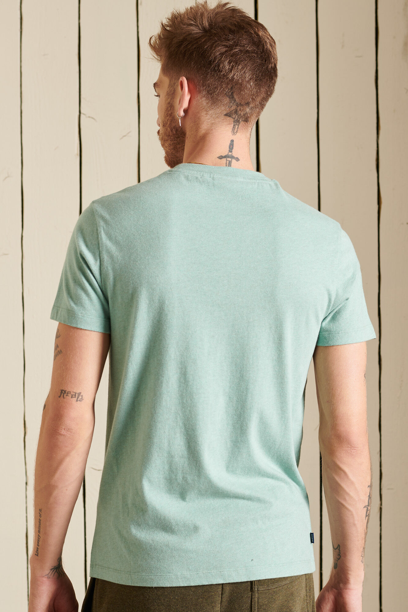 Camiseta de algodão orgânico com logotipo vintage bordado.