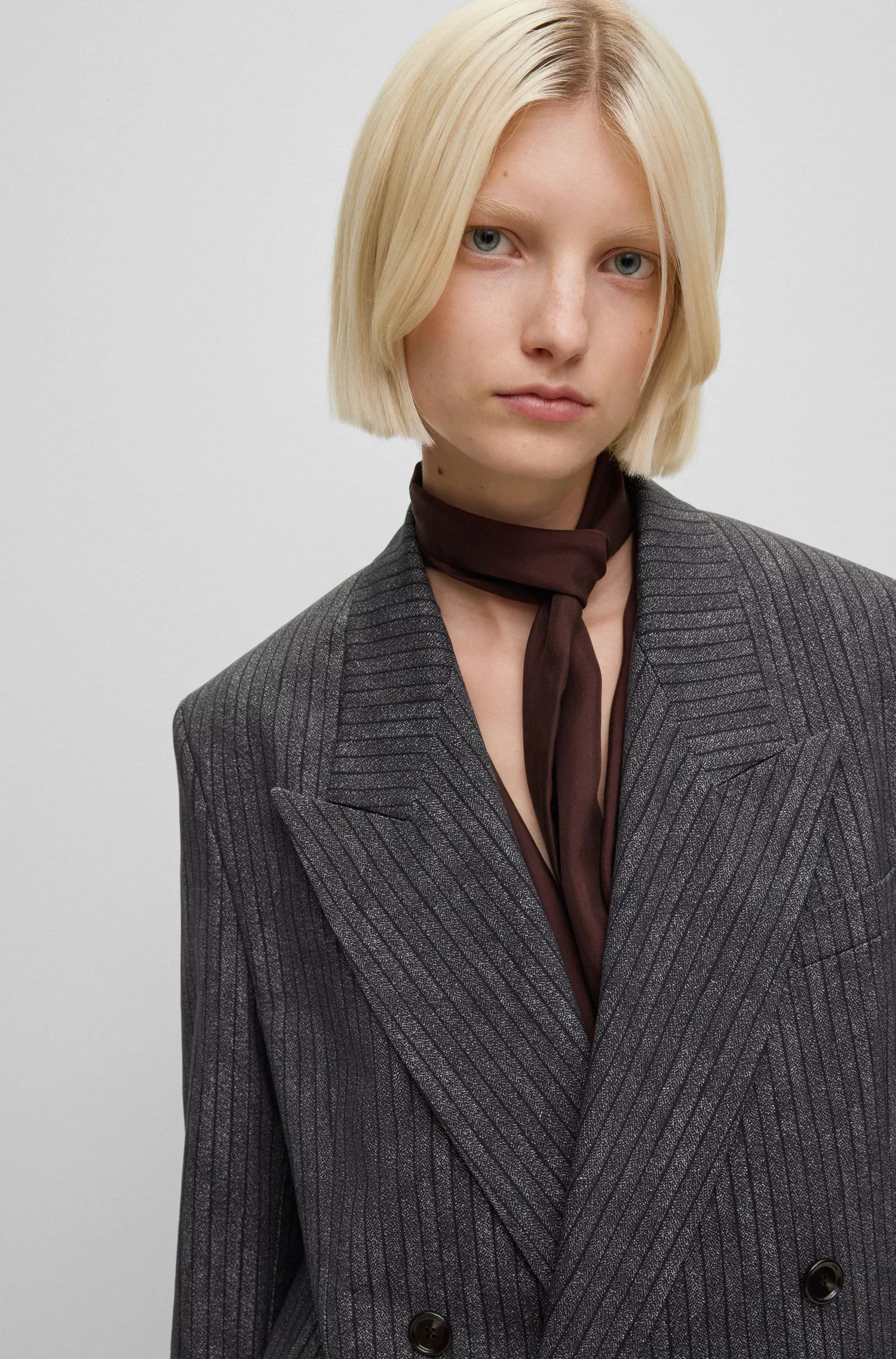 Blazer preto de risca de giz com abotoamento duplo da BOSS em malha elástica.