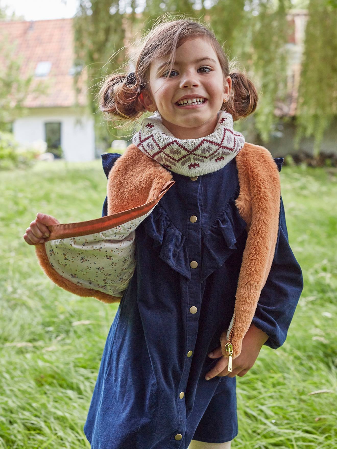 Conjunto infantil Oeko Tex® com gorro, cachecol e luvas em jacquard xadrez bege claro.