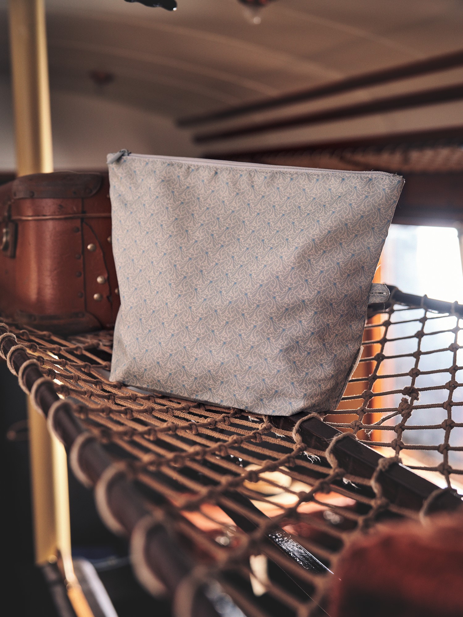 Pung | Nylon. 26,5 x 11 x 18 cm. | Silver Grey