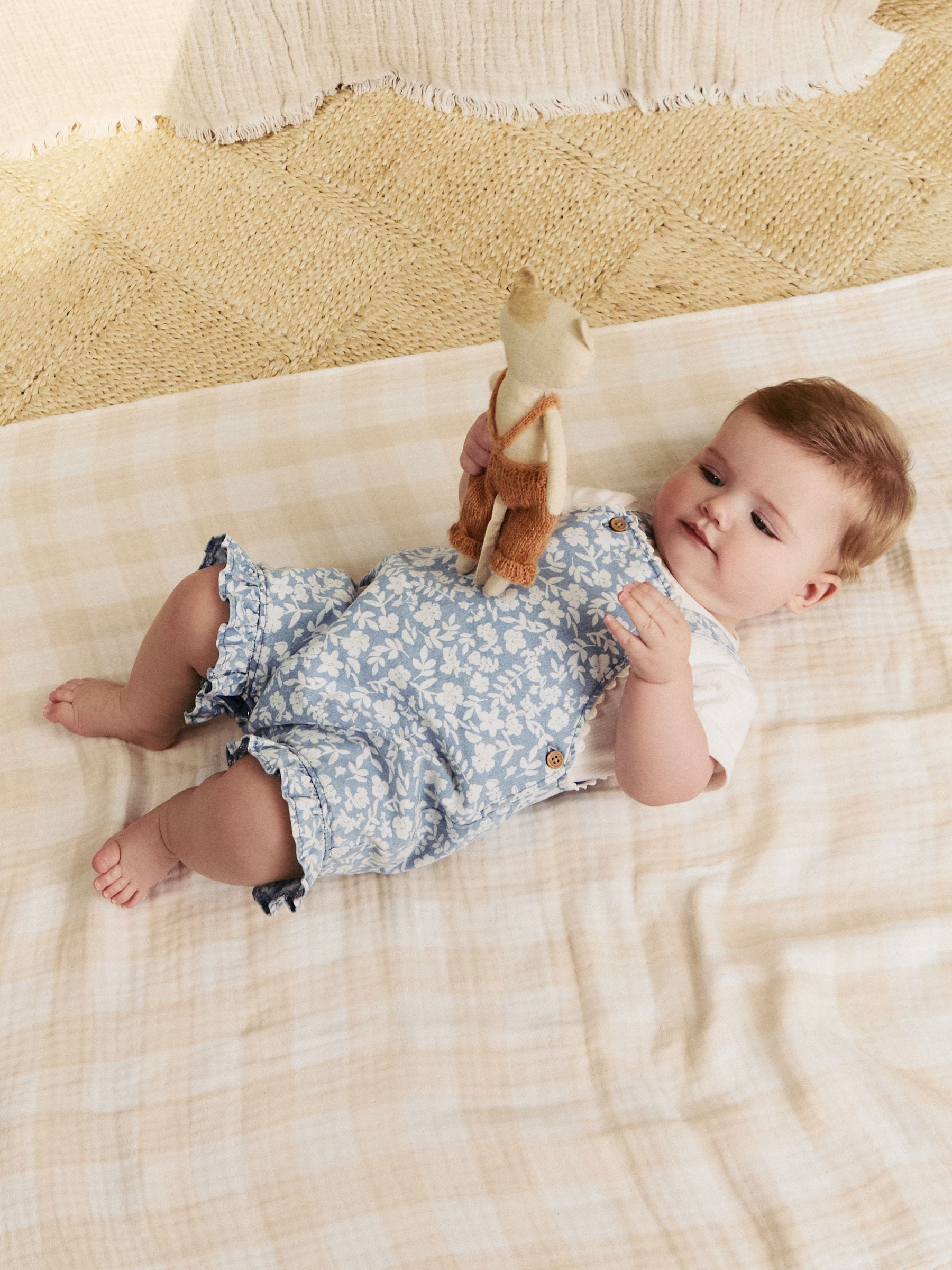 Denim met bloemen en ecru - Babyset van rompertje met korte mouwen en bretelbroek (0mnd -2jr)