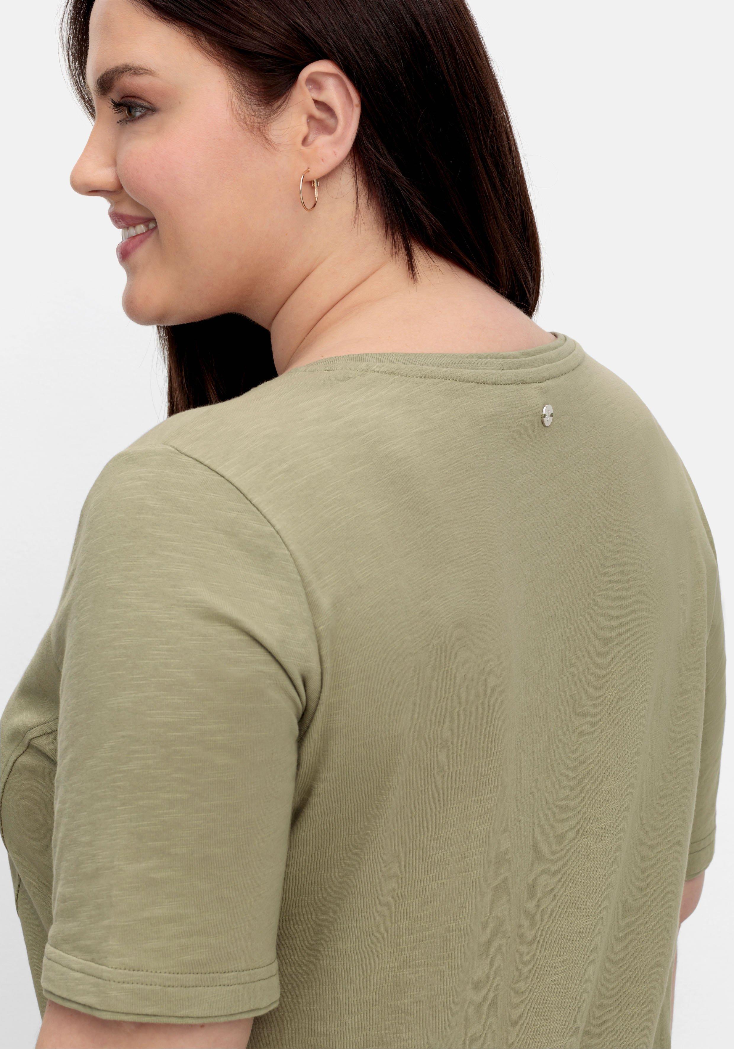 Shirt mit V-Ausschnitt und gerundetem Saum