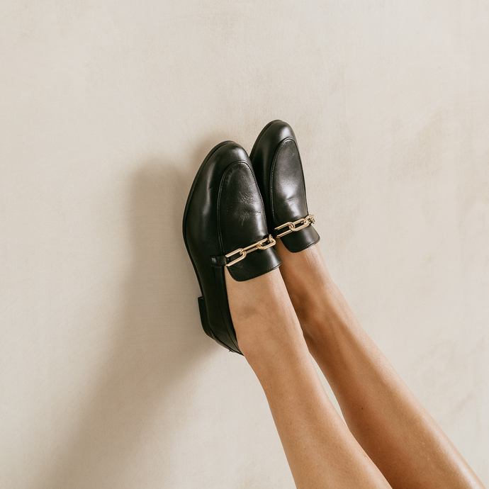 Mocassins à détails dorés  en cuir noir