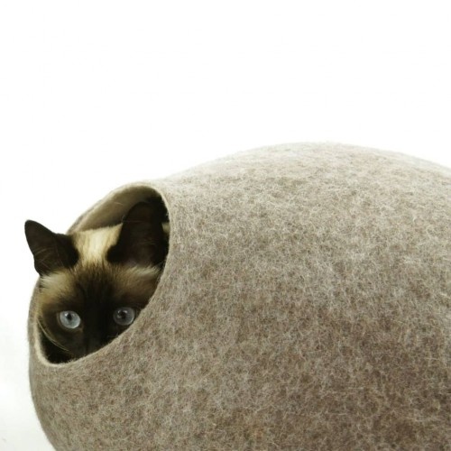Cama Kivikis Chill-out marrom em formato de caverna para gatos.