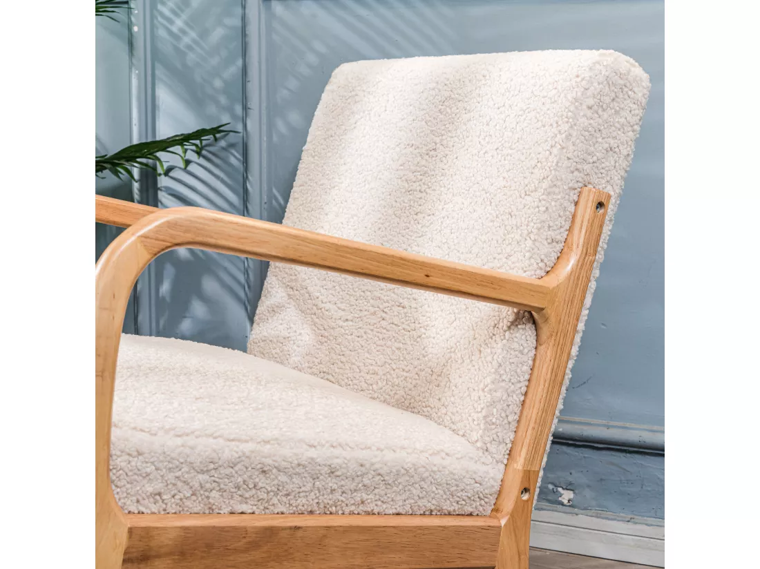 Rocking chair en bois massif et bouclettes blanches