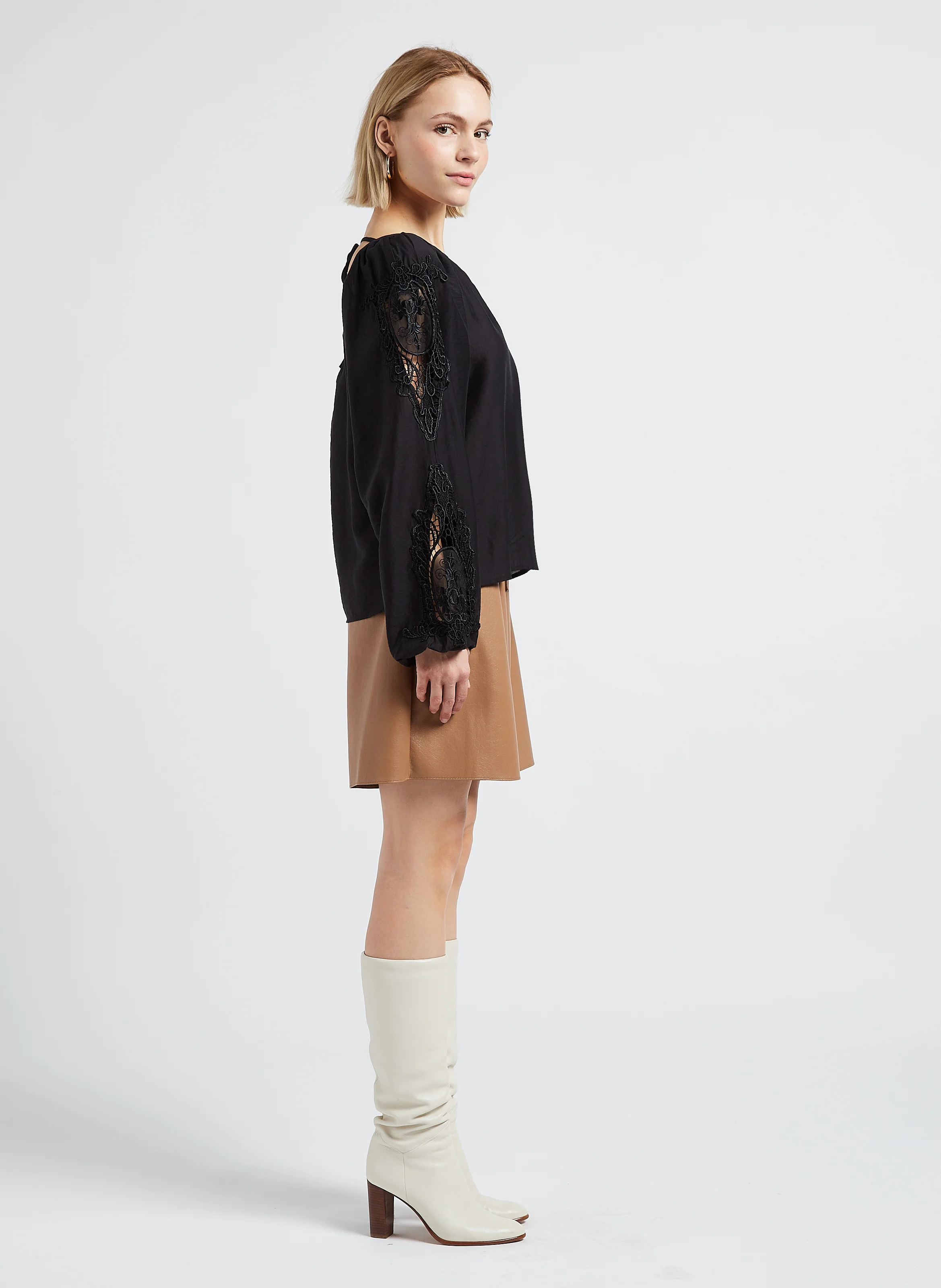 BRINNE - Blouse col rond à broderie ajourées décolletés dos| Noir