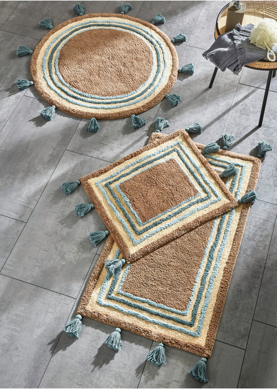 Tapis de salle de bain avec houppes