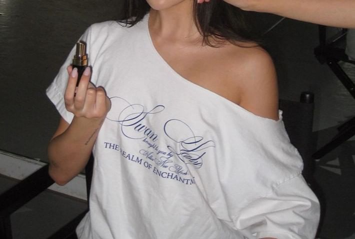 HERMITAKH - T-shirt met korte/lange mouwen en off-shoulder print en tekst